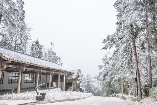 雪覆中式建筑与林间小道