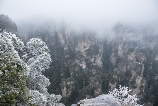 雪覆奇峰的壮丽山间景色