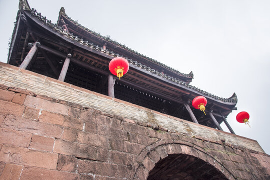 古城楼挂红灯笼景致