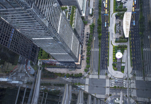 俯瞰都市高楼与街道景象