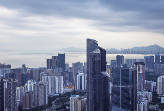 都市天际线与跨海大桥景观