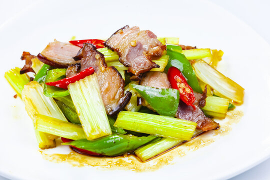 青椒芹菜炒四川腊肉