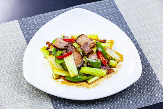 青椒芹菜炒腊肉