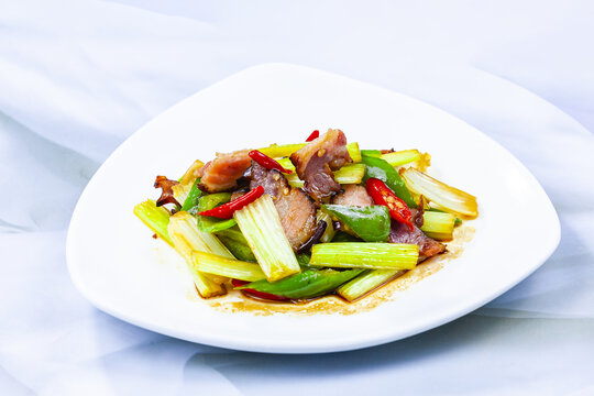 青椒芹菜炒腊肉
