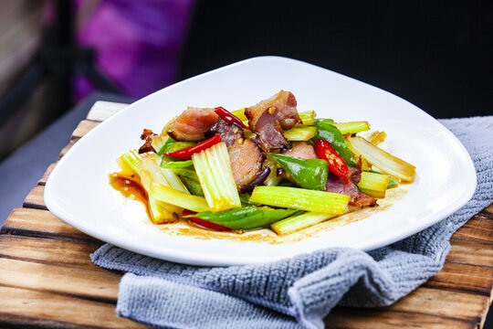 西芹青椒炒腊肉