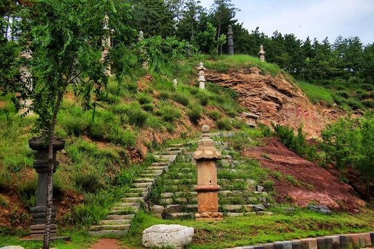 山间石塔与绿意阶梯景致