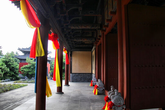 古建长廊飘彩旗景致美