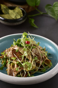 豆苗拌鸡枞菌