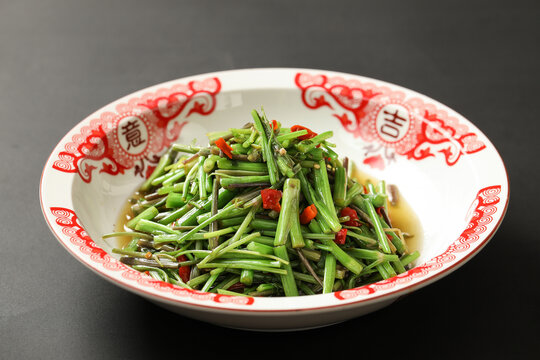 剁椒焖野芹菜