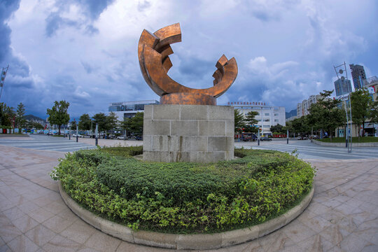 城市广场中的独特雕塑