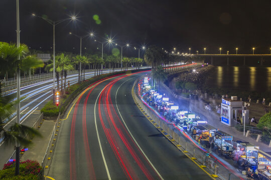 夜晚公路旁的热闹夜市