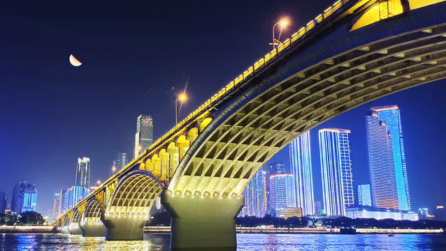 城市夜景中的璀璨桥梁