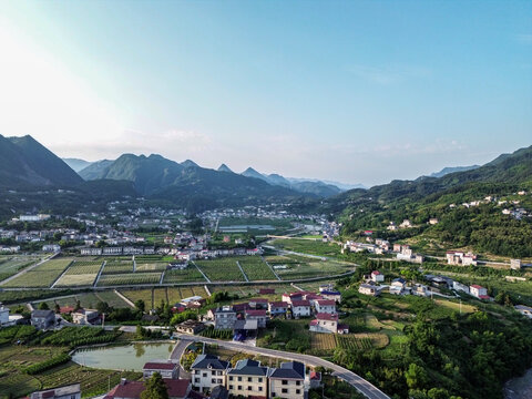 青山环绕中的美丽乡村景致