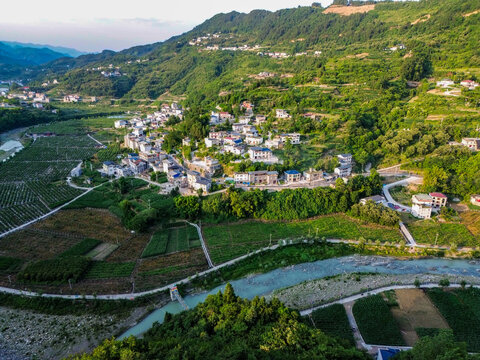 青山环抱中的美丽村落