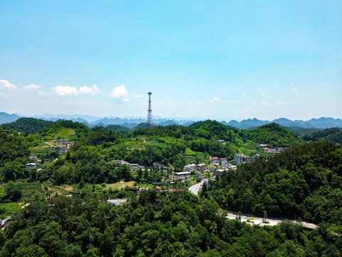 青山环绕中的村落与高塔