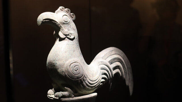 精美古代青铜雄鸡雕塑