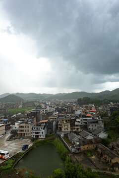 雨中俯瞰古朴村镇景色