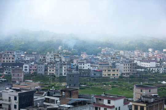 雾中朦胧的村镇景象