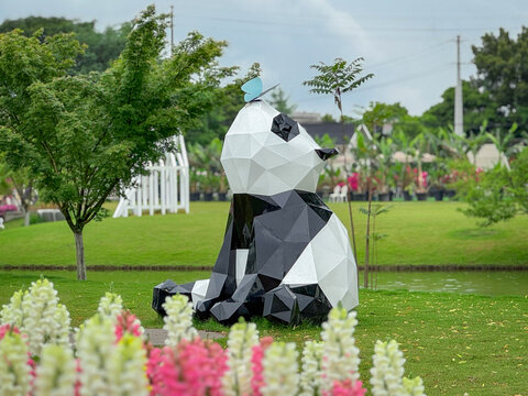 户外几何熊猫雕塑与花草景