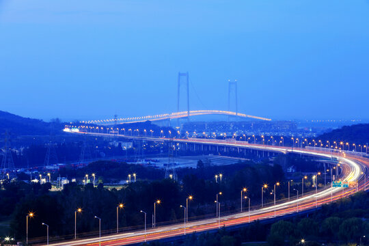 夜幕下的桥梁与蜿蜒公路