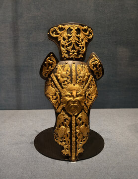 精美金色雕花传统工艺品