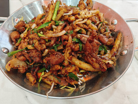 美味干锅鸡食材丰富诱人