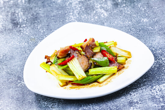 青椒芹菜炒腊肉