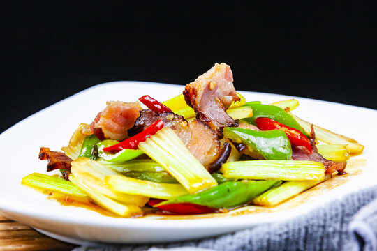 西芹青椒炒腊肉