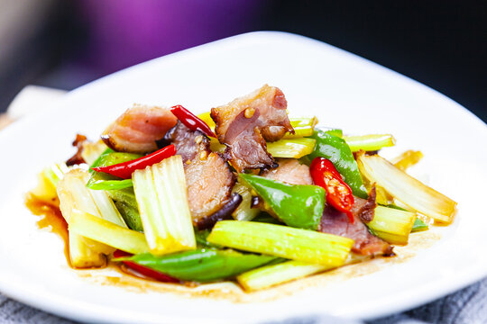 青椒芹菜炒腊肉美食