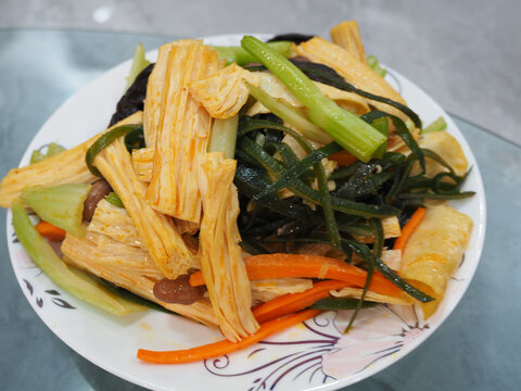 美味凉拌腐竹蔬菜拼盘