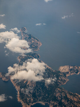 云层之上岩石海岸线的壮丽景色