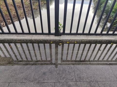 路桥栏杆的倒影雨水积水