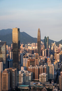繁华都市与远山相映景观