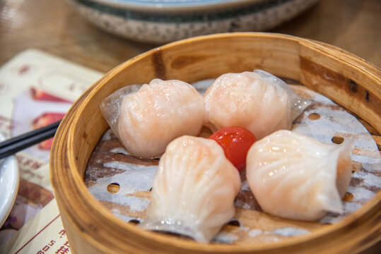 精致竹笼装美味水晶虾饺