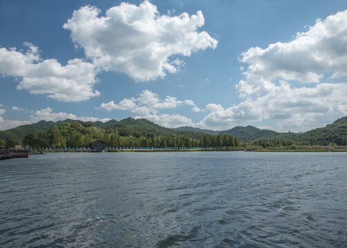 宁波东钱湖湖畔青山蓝天白云美景