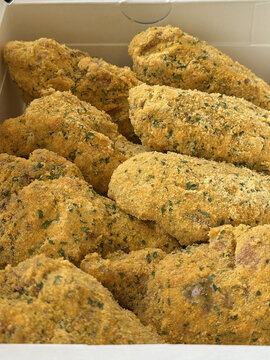 美味的香草风味炸鸡翅
