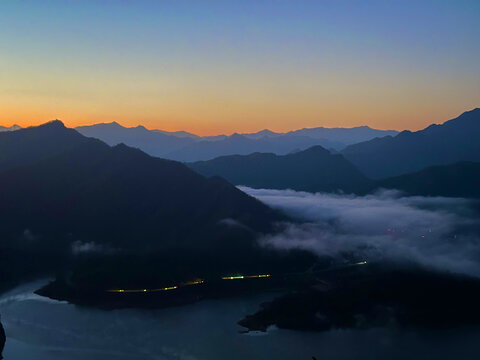 山间晨曦云海壮丽景观