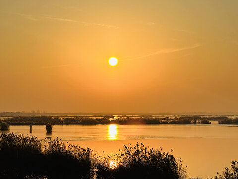 湖畔夕阳下的静谧美景