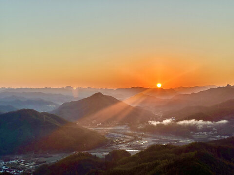 山间日出壮丽美景