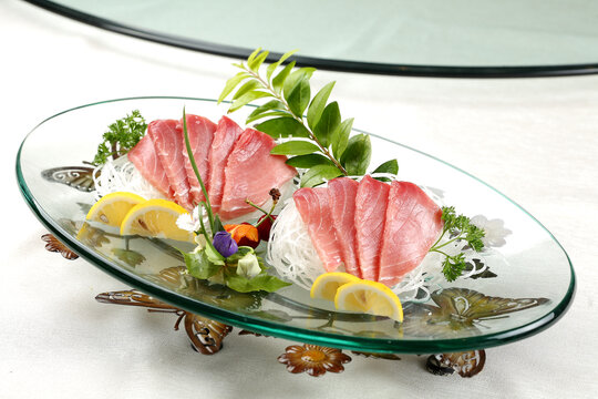精致摆盘的金枪鱼刺身