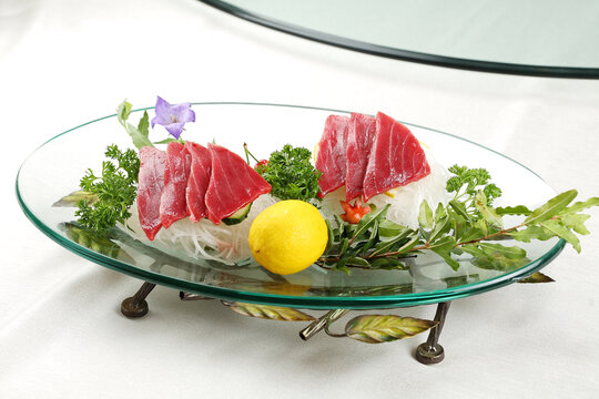 精致摆盘的金枪鱼刺身