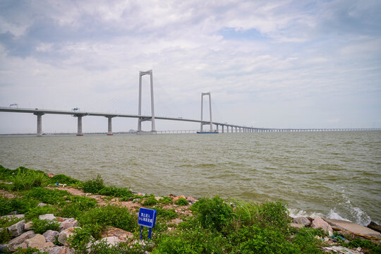 深中通道跨海大桥与岸边景致