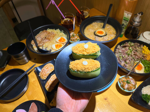 丰盛美味的日式美食拼盘