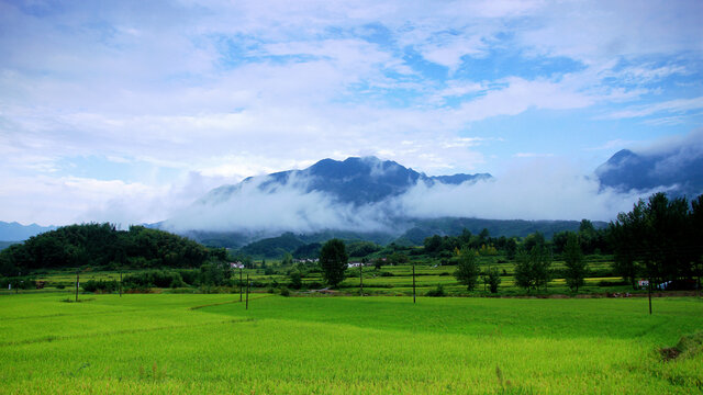 雨后清新的山峦田园风光