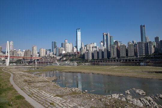 湿地建筑群与蓝天