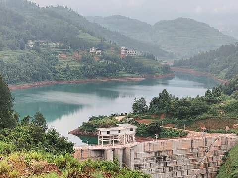 青山绿水间的水库风光