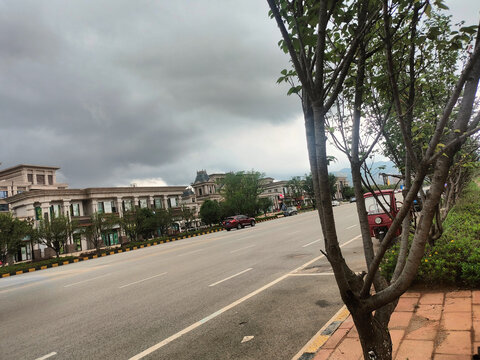 阴天时的街道与路边建筑