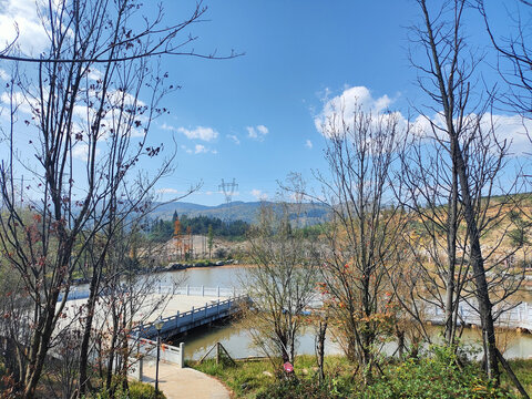 湖畔秋景与远山相映