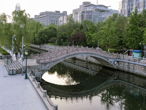 泉城广场护城河石桥