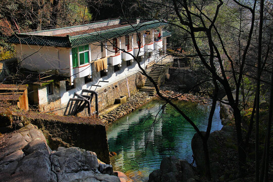 溪边中式小屋的静谧景致